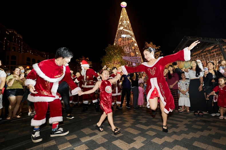 Phú Quốc: “Lễ thắp sáng Cây thông Ngàn sao” mở màn mùa lễ hội rộn ràng ảnh 3