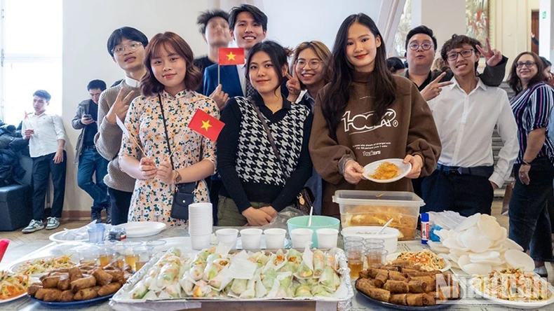 Sinh viên Việt Nam tại Đại học Tổng hợp Liên bang Ural tham gia Ngày hội hữu nghị các dân tộc ảnh 3
