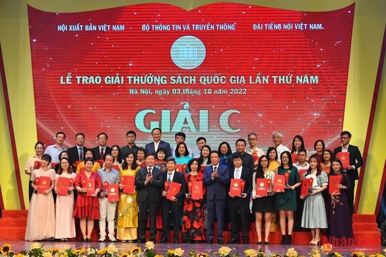 [Ảnh] Vinh danh những tác giả, tác phẩm xuất sắc của Giải thưởng Sách quốc gia lần thứ V ảnh 9