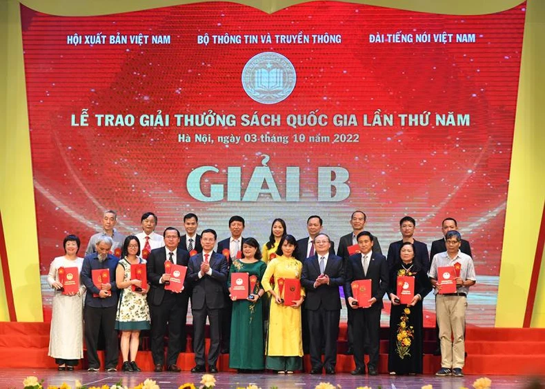 [Ảnh] Vinh danh những tác giả, tác phẩm xuất sắc của Giải thưởng Sách quốc gia lần thứ V ảnh 11