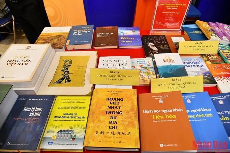 [Ảnh] Vinh danh những tác giả, tác phẩm xuất sắc của Giải thưởng Sách quốc gia lần thứ V ảnh 4