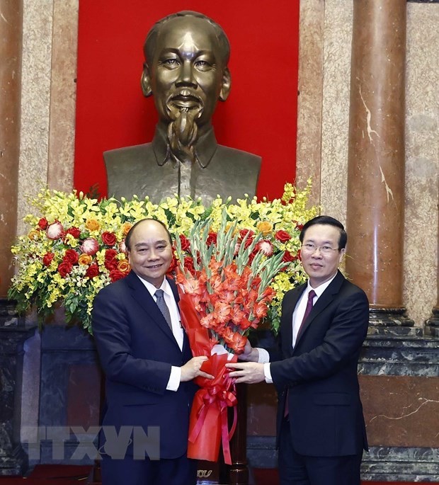 Bàn giao công tác giữa nguyên Chủ tịch nước Nguyễn Xuân Phúc và Quyền Chủ tịch nước Võ Thị Ánh Xuân ảnh 2