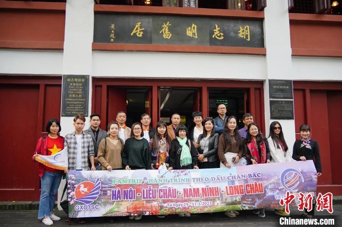 Trung Quốc đón đoàn du khách Việt Nam đầu tiên sau hơn 3 năm ảnh 1