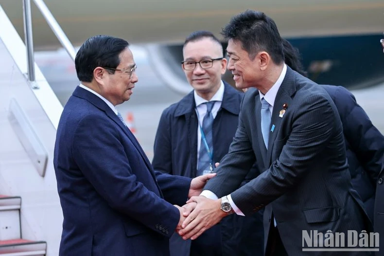 Thủ tướng Phạm Minh Chính tới Tokyo bắt đầu tham dự Hội nghị cấp cao kỷ niệm 50 năm quan hệ ASEAN-Nhật Bản ảnh 2