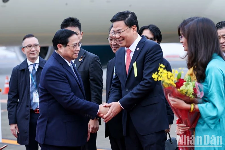 Thủ tướng Phạm Minh Chính tới Tokyo bắt đầu tham dự Hội nghị cấp cao kỷ niệm 50 năm quan hệ ASEAN-Nhật Bản ảnh 1