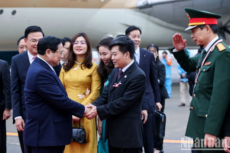 Thủ tướng Phạm Minh Chính tới Tokyo bắt đầu tham dự Hội nghị cấp cao kỷ niệm 50 năm quan hệ ASEAN-Nhật Bản ảnh 3
