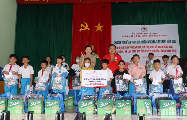 Hỗ trợ hơn 215 triệu đồng cho ngư dân nghèo, khó khăn ở Quảng Ngãi ảnh 2
