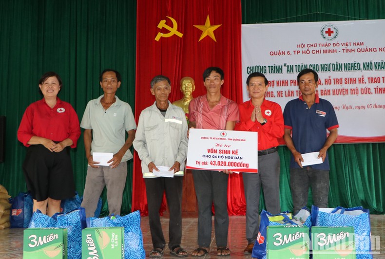 Hỗ trợ hơn 215 triệu đồng cho ngư dân nghèo, khó khăn ở Quảng Ngãi ảnh 1