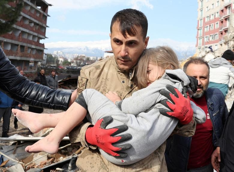 [Ảnh] Nỗ lực tìm kiếm người sống sót sau trận động đất ở Thổ Nhĩ Kỳ và Syria ảnh 9