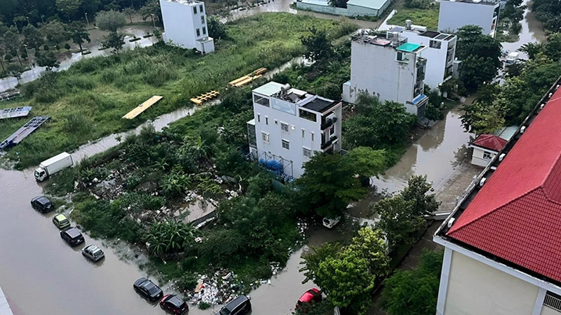 Mưa lớn kết hợp triều cường khiến Thành phố Hồ Chí Minh ngập nặng ảnh 1