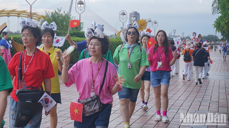 Gần 100 nghệ sĩ Hàn Quốc biểu diễn nhạc cụ truyền thống bên sông Hàn ảnh 1
