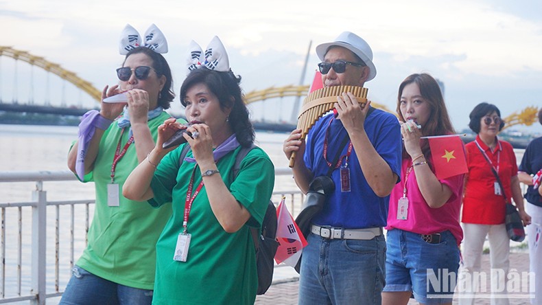 Gần 100 nghệ sĩ Hàn Quốc biểu diễn nhạc cụ truyền thống bên sông Hàn ảnh 2