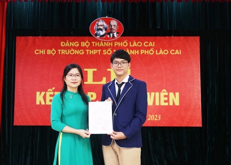 Lào Cai: Kết nạp 3 học sinh ưu tú vào Đảng ảnh 1