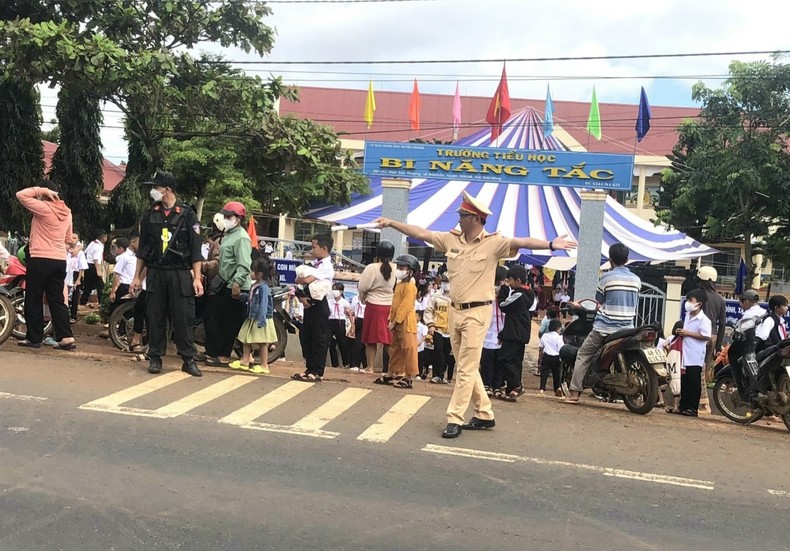 Cảnh sát giao thông toàn quốc “tiếp sức” học sinh đến trường ngày khai giảng ảnh 6