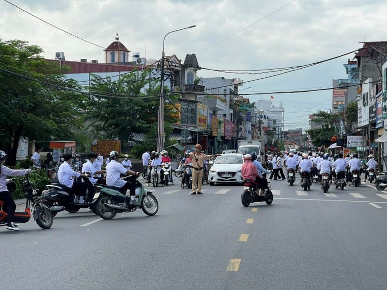 Cảnh sát giao thông toàn quốc “tiếp sức” học sinh đến trường ngày khai giảng ảnh 4