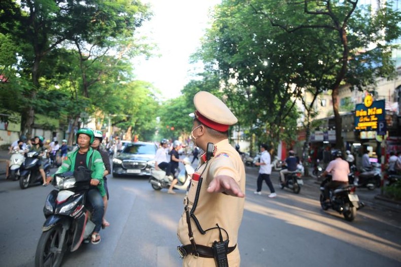 Cảnh sát giao thông toàn quốc “tiếp sức” học sinh đến trường ngày khai giảng ảnh 3