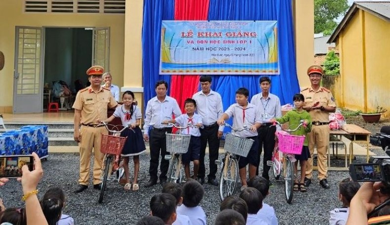 Cảnh sát giao thông toàn quốc “tiếp sức” học sinh đến trường ngày khai giảng ảnh 1