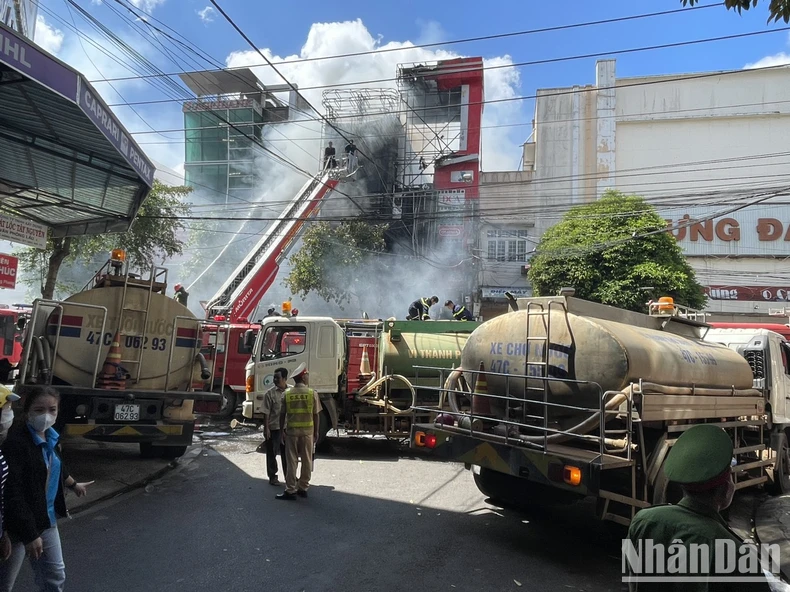 [Ảnh] Cháy lớn tại thành phố Buôn Ma Thuột, tỉnh Đắk Lắk ảnh 6