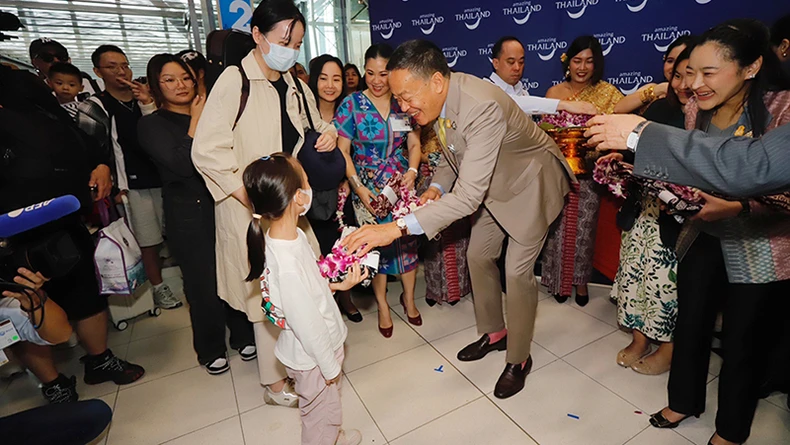 Thủ tướng Thái Lan đích thân ra sân bay đón du khách quốc tế ảnh 1