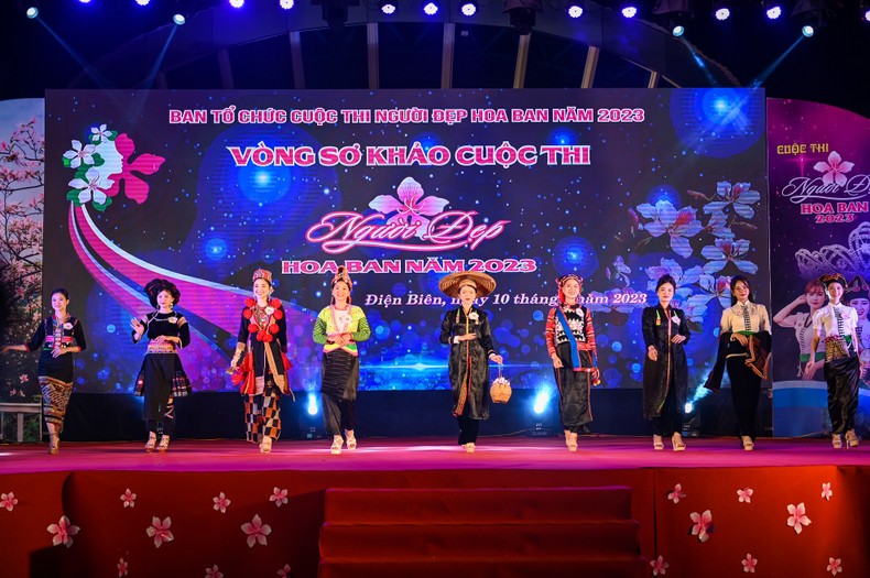 Thí sinh dự thi người đẹp Hoa Ban trình diễn trang phục dân tộc trong vòng sơ khảo.