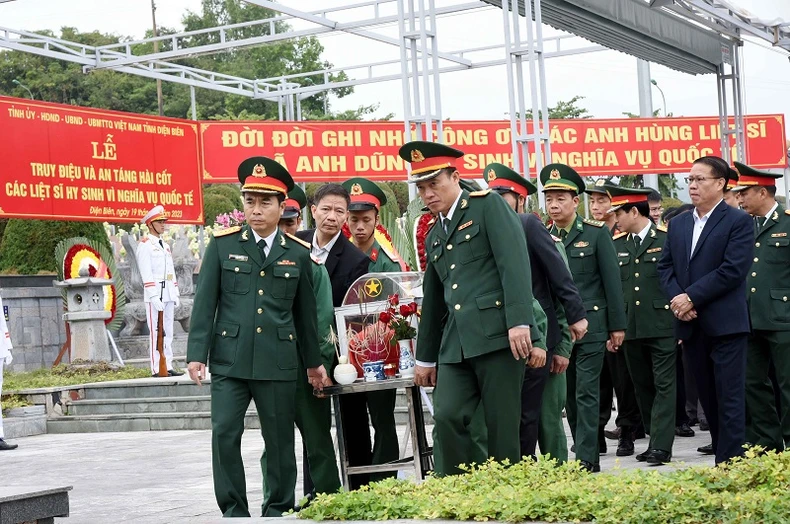 Điện Biên tổ chức truy điệu và an táng hài cốt liệt sĩ quân tình nguyện Việt Nam hy sinh tại Lào ảnh 1