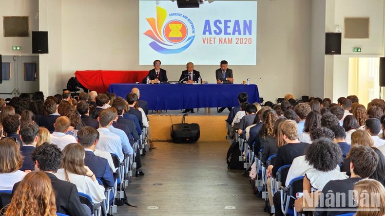 Công cuộc đổi mới và vai trò quốc tế của Việt Nam thu hút sự quan tâm của học sinh trung học Pháp ảnh 2