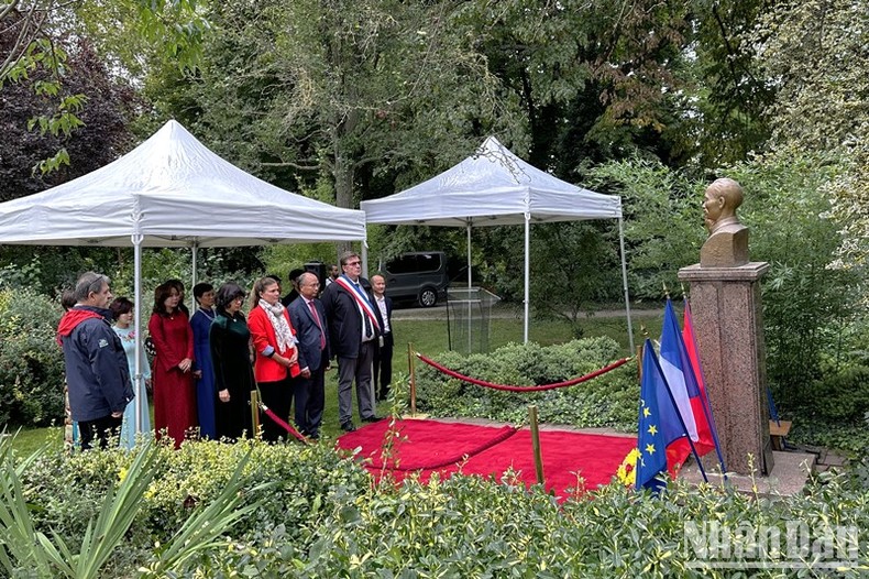 Dâng hoa tưởng niệm Chủ tịch Hồ Chí Minh tại Pháp nhân dịp Quốc khánh 2/9 ảnh 1