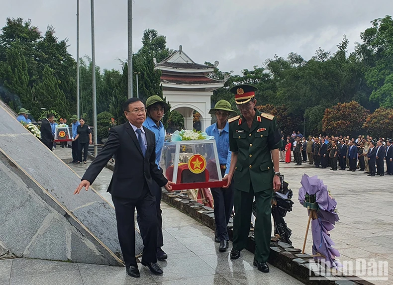 Kon Tum: Long trọng tổ chức Lễ viếng, truy điệu và an táng 12 hài cốt liệt sĩ ảnh 5