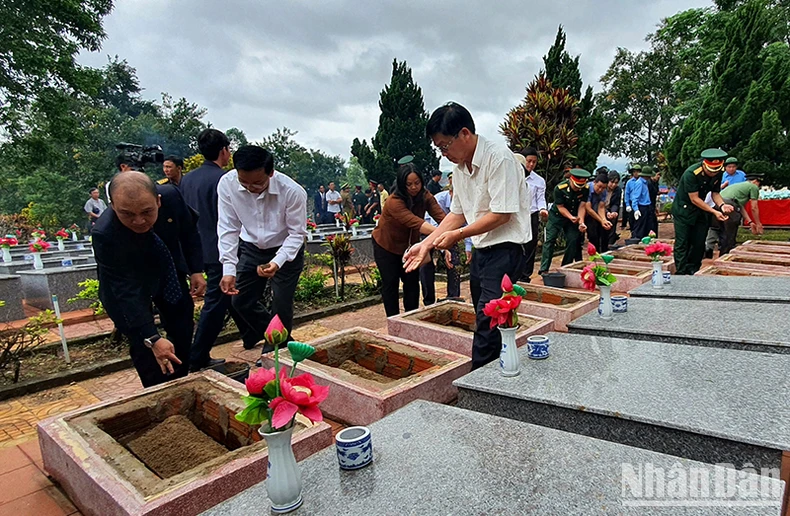 Kon Tum: Long trọng tổ chức Lễ viếng, truy điệu và an táng 12 hài cốt liệt sĩ ảnh 7