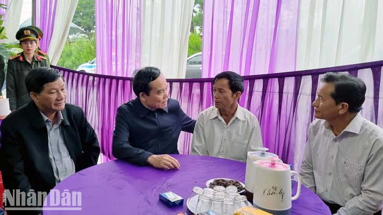 Phó Thủ tướng Trần Lưu Quang đến hiện trường chỉ đạo khắc phục sự cố sạt lở trên đèo Bảo Lộc ảnh 3
