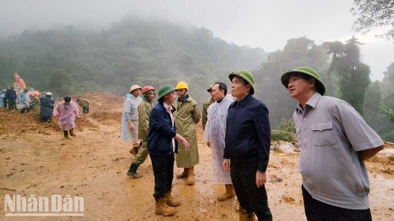 Phó Thủ tướng Trần Lưu Quang đến hiện trường chỉ đạo khắc phục sự cố sạt lở trên đèo Bảo Lộc ảnh 1