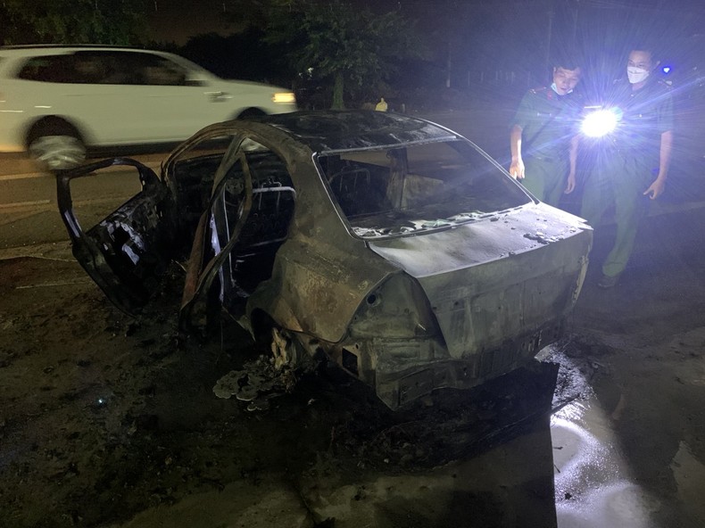 Tiền Giang: Ô-tô cháy rụi trên quốc lộ 50 ảnh 1
