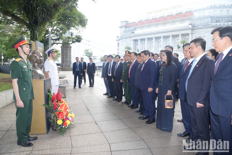 Thủ tướng Phạm Minh Chính dâng hoa tưởng niệm Chủ tịch Hồ Chí Minh ở Singapore ảnh 2