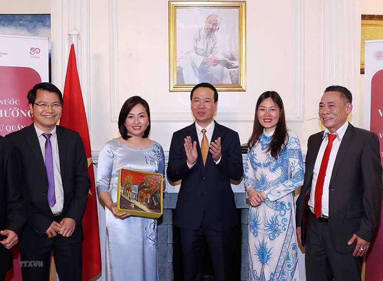 Chủ tịch nước thăm Đại sứ quán và cộng đồng người Việt tại Anh ảnh 1
