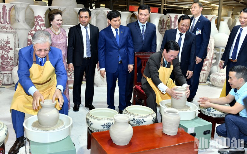Chủ tịch nước Võ Văn Thưởng và Tổng thống Cộng hòa Kazakhstan Kassym-Jomart Tokayev thăm Làng gốm Chu Đậu ảnh 1