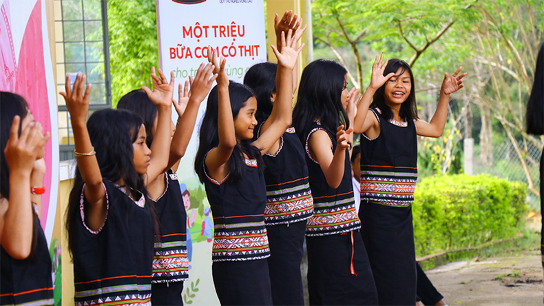 Chin-su tài trợ “Một triệu bữa cơm có thịt” cho trẻ vùng cao ảnh 2