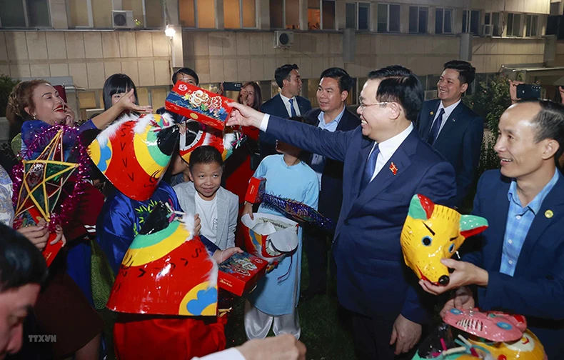Chủ tịch Quốc hội gặp cộng đồng người Việt tại Bulgaria và một số nước ảnh 2
