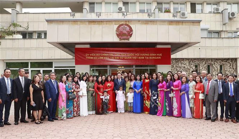 Chủ tịch Quốc hội gặp cộng đồng người Việt tại Bulgaria và một số nước ảnh 1