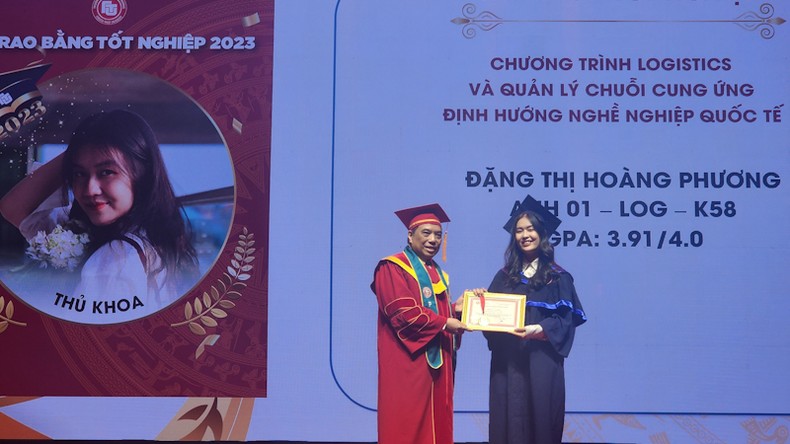 Trường đại học Ngoại thương trao bằng tốt nghiệp và tuyên dương các thủ khoa xuất sắc ảnh 2