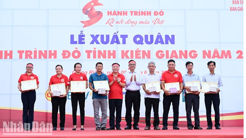 Ra quân chương trình “Hành trình đỏ” và tôn vinh người hiến máu tình nguyện năm 2023 ảnh 3