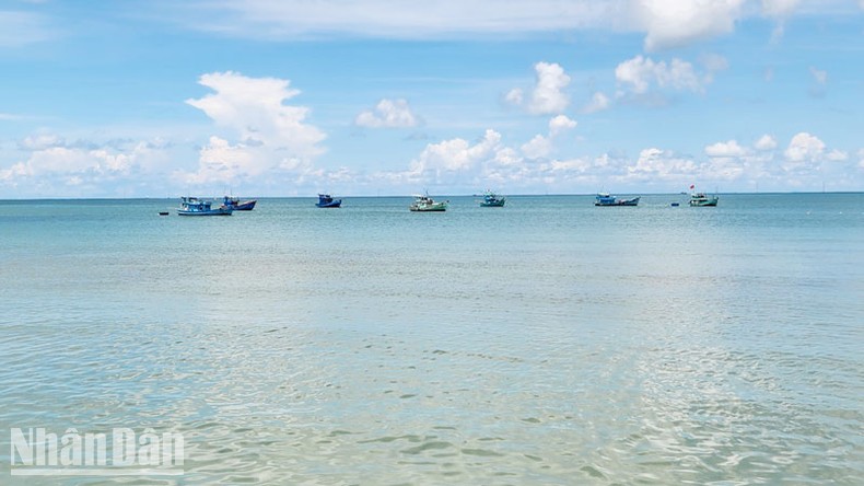 Kiên Giang: Tìm thấy 3 thuyền viên mất tích vụ chìm tàu trên biển do bão số 1 ảnh 1