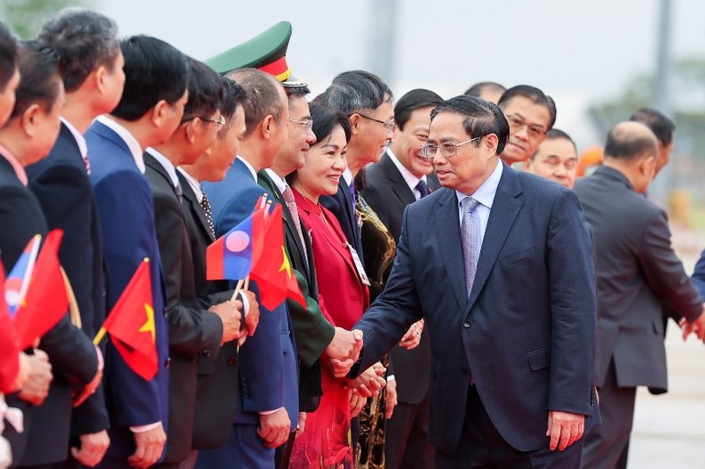 Thủ tướng Phạm Minh Chính đến Viêng Chăn bắt đầu chuyến thăm chính thức CHDCND Lào ảnh 2