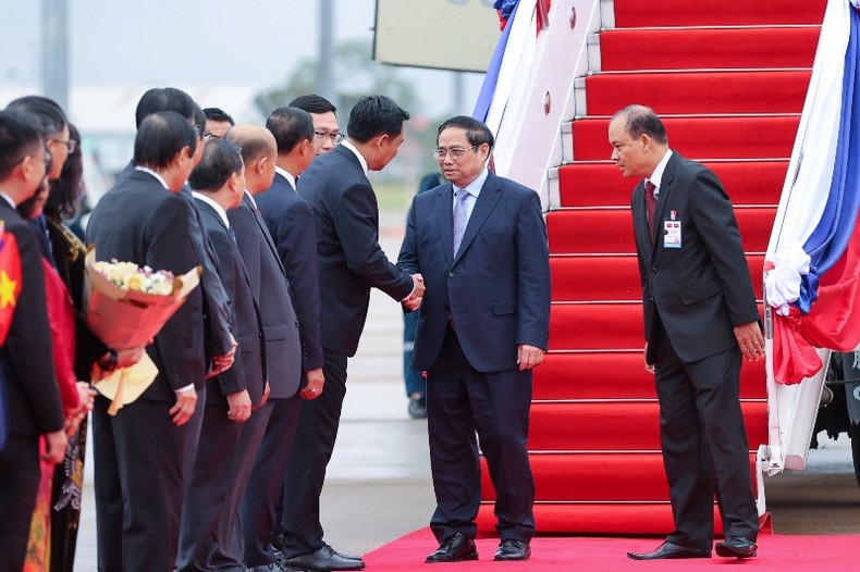 Thủ tướng Phạm Minh Chính đến Viêng Chăn bắt đầu chuyến thăm chính thức CHDCND Lào ảnh 1