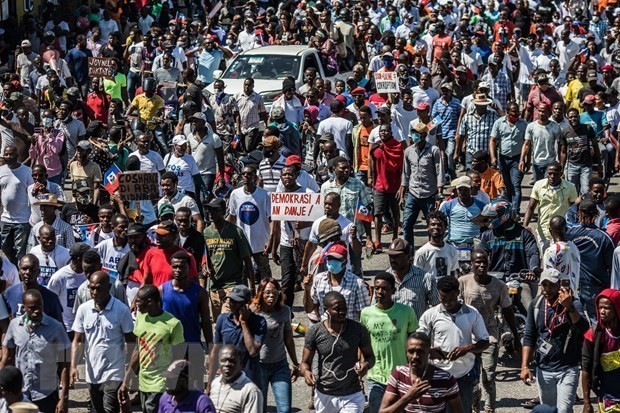 Cảnh sát và người dân xuống đường phản đối bạo lực băng đảng ở Haiti ảnh 1