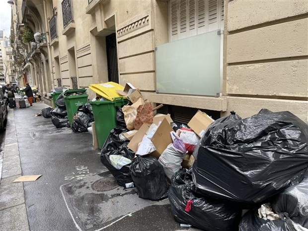 Thủ đô Paris đối mặt với tình trạng quá tải rác sinh hoạt ảnh 1