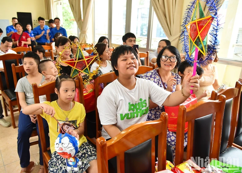 [Ảnh] Trung thu yêu thương cùng các em thiếu nhi tại Bệnh viện Phục hồi chức năng Hà Nội ảnh 1