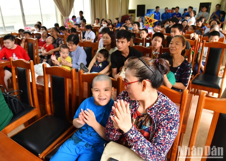 [Ảnh] Trung thu yêu thương cùng các em thiếu nhi tại Bệnh viện Phục hồi chức năng Hà Nội ảnh 3