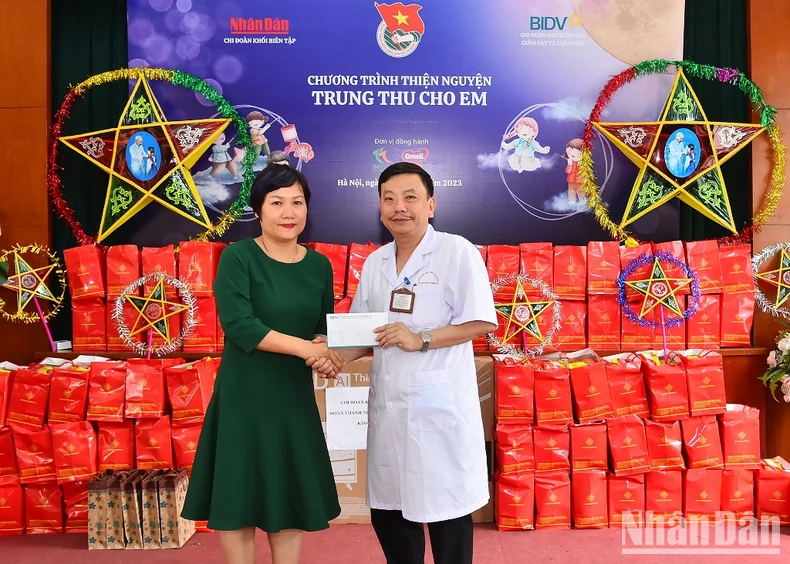 [Ảnh] Trung thu yêu thương cùng các em thiếu nhi tại Bệnh viện Phục hồi chức năng Hà Nội ảnh 5