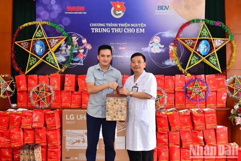 [Ảnh] Trung thu yêu thương cùng các em thiếu nhi tại Bệnh viện Phục hồi chức năng Hà Nội ảnh 9