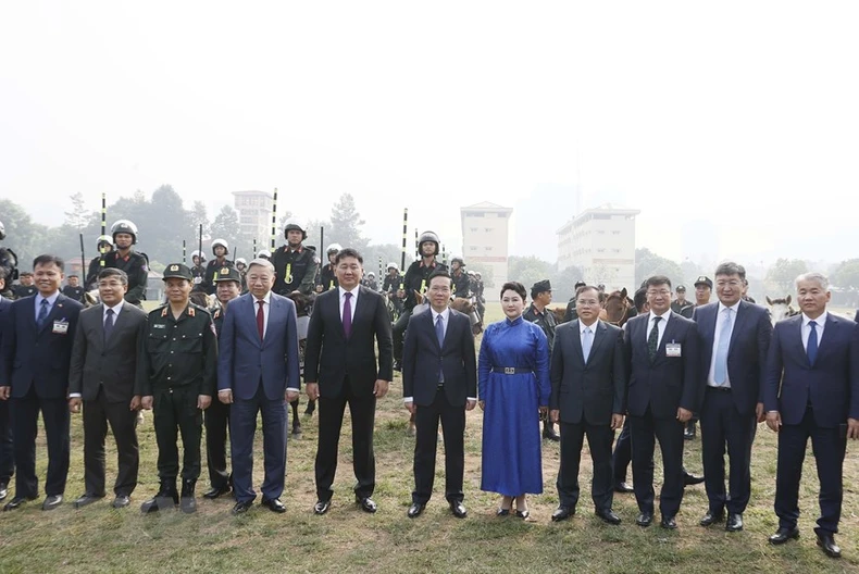 [Ảnh] Chủ tịch nước và Tổng thống Mông Cổ thăm Bộ Tư lệnh Cảnh sát cơ động ảnh 2